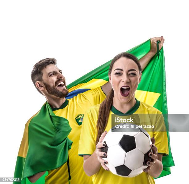 Brasileño Ventilador Celebrando Pareja Sobre Fondo Blanco Foto de stock y más banco de imágenes de Brasil