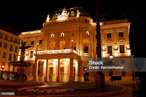 Teatro Nacional Da Eslováquia À Noite Bratislava Eslováquia - Fotografias de stock e mais imagens de Eslováquia