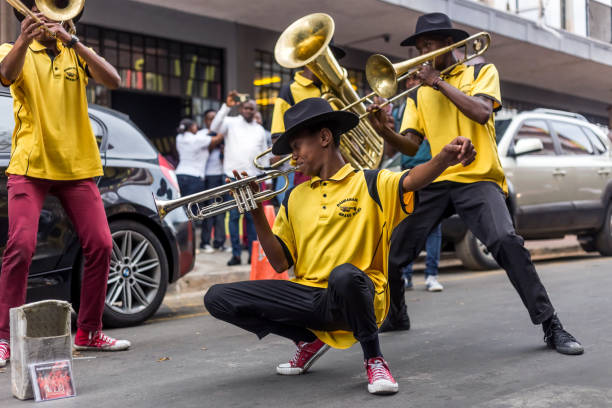 banda di ottoni che si esibisce per strada. - south africa africa south african culture african culture foto e immagini stock
