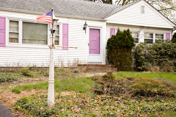 istock Run down house with dead lawn and dead shrubs 954712346