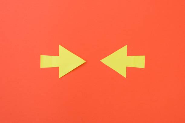 istock Two opposite arrows pointing to the center 954712506