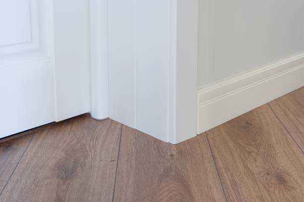 istock Moulding in the corner. Wall with laminate immitating oak texture 954716738