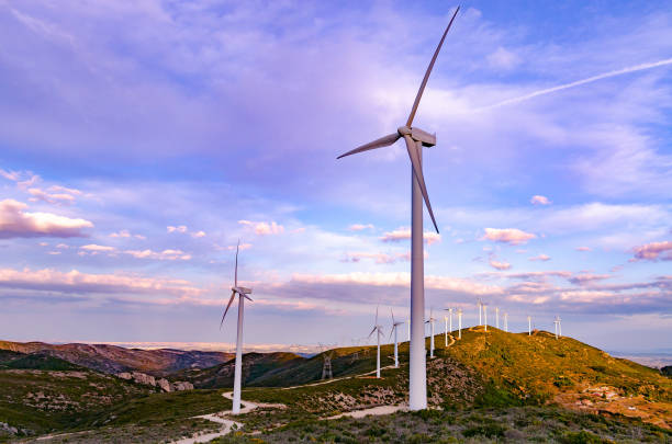 ветровые турбины, генерирующие энергию ветра - fog wind power energy fuel and power generation стоковые фото и изображения