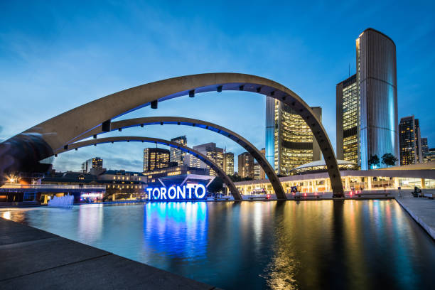 praça no centro de toronto na área financeira - piazza nova - fotografias e filmes do acervo