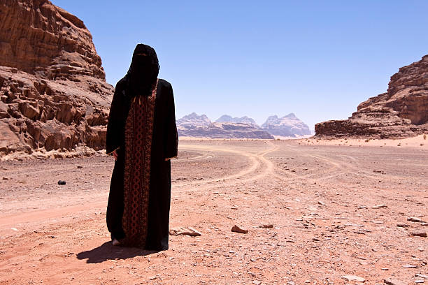 beduino mujer con burka en el desierto - nikab veil islam arabia fotografías e imágenes de stock