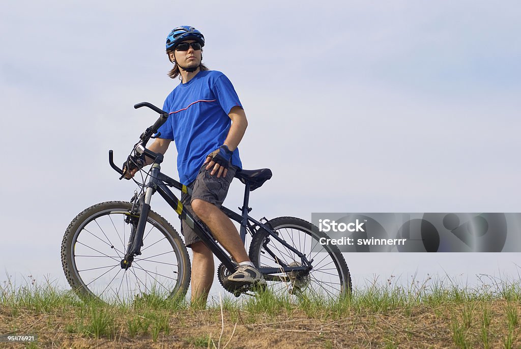 Молодые bicyclist - Стоковые фото Байкер роялти-фри