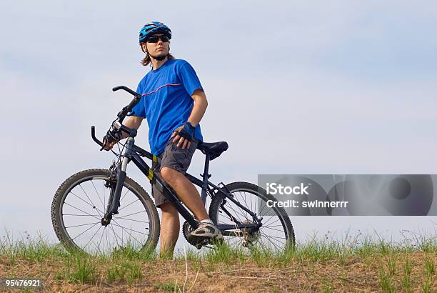 Молодые Bicyclist — стоковые фотографии и другие картинки Байкер - Байкер, Велосипед, Веселье