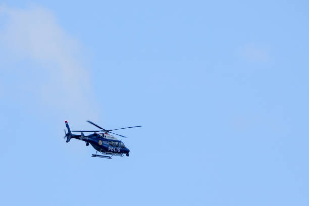 l'elicottero della polizia svedese decolla e vola via all'aeroporto di stoccolma arlanda / arn. - police helicopter foto e immagini stock