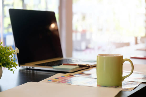 istock Cup of coffee on creative workplace with green mug a coffee break and coffee time concept. 954771366