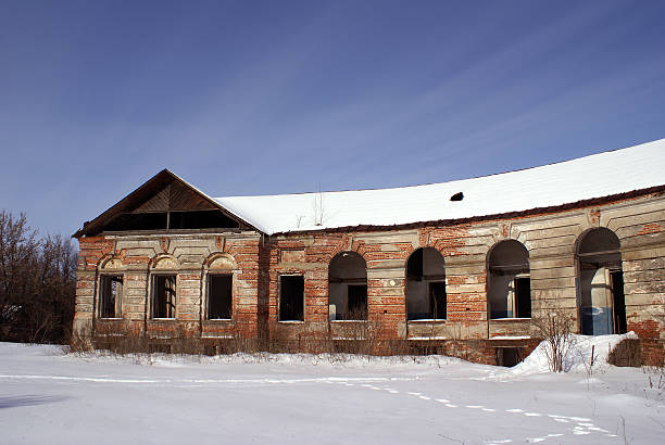 istock Wing of a mansion's building 95477313