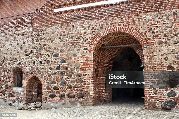 Ingresso Del Castello - Fotografie stock e altre immagini di Cancello - Cancello, Castello, Guardare fuori dalla finestra