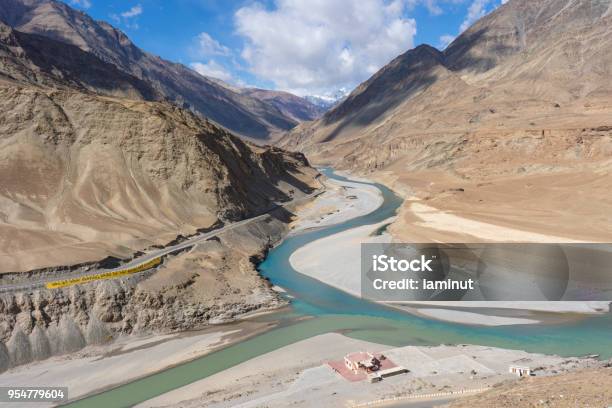 インダス川とザンスカール川の合流点は水の 2 つの異なる色ザンスカール川は色で光沢のある青インダス川インド ラダック レーの少し緑に見える