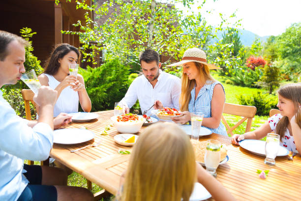 variedad de la cena familiar de platos italianos en mesa de madera en el jardín - bruschetta buffet party food fotografías e imágenes de stock