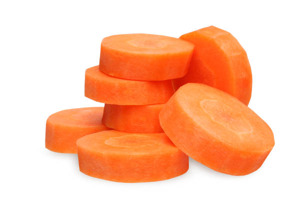 fette di carote isolate su uno sfondo bianco. - carrot foto e immagini stock