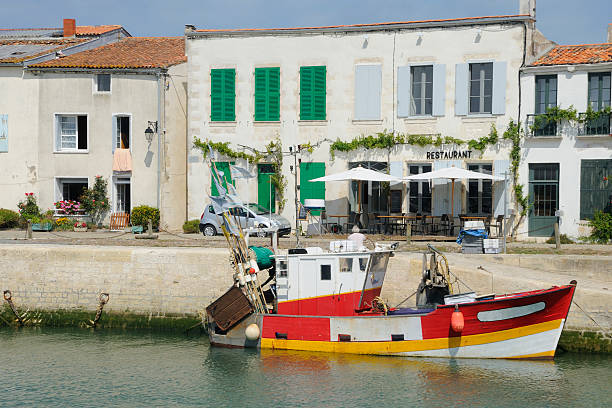 フィッシングボートをイルドゥレ - ile de france 写真 ストックフォトと画像