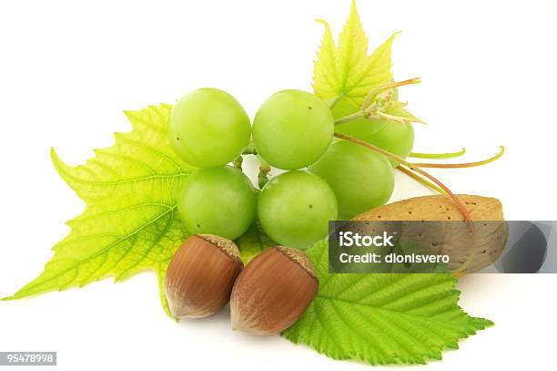 Uvas Y Tuercas Foto de stock y más banco de imágenes de Almendra - Almendra, Avellana, Avellano