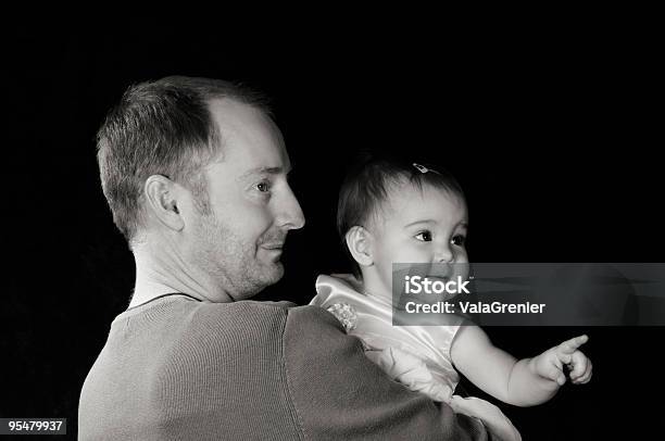 B W 파더 쥠 아기 여자아이 가리키기에 대한 스톡 사진 및 기타 이미지 - 가리키기, 가족, 검정색 배경
