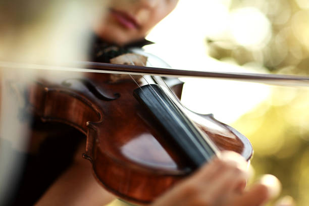 nahaufnahme geigenspiel - practicing music violin women stock-fotos und bilder