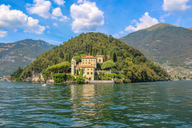 istock Island in Lake Garda 954800942