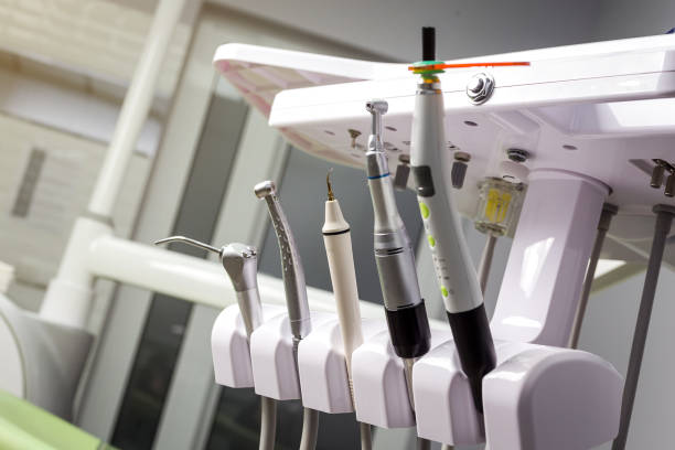 白い背景の上の歯科用ツール平面図です。 口腔病学 - dentist mirror orthodontist carver ストックフォトと画像