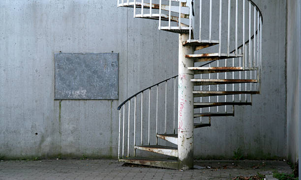 rusty escalier en colimaçon, cadre et mur en béton - staircase curve spiral staircase chrome photos et images de collection