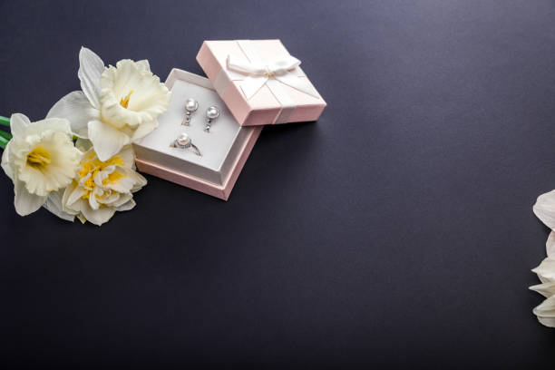 conjunto de joyería de la perla en caja de regalo con flores. pendientes de plata y anillo con perlas como regalo para el día de la madre. - jewelry ring silver mother of pearl fotografías e imágenes de stock