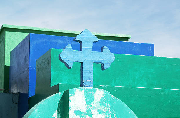 attraversare su gravestone in solola, guatemala - burielplace foto e immagini stock