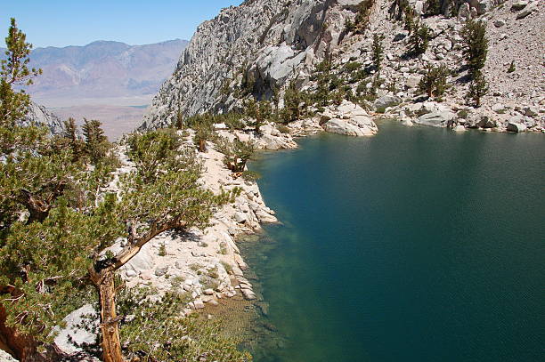 Alpine lago en un valle - foto de stock