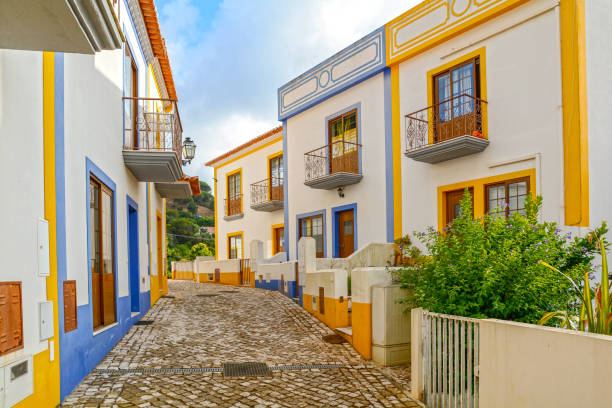 strada del villaggio con edifici residenziali nella città di bordeira vicino a carrapateira, comune di aljezur, distretto di faro, algarve portogallo - sagres foto e immagini stock