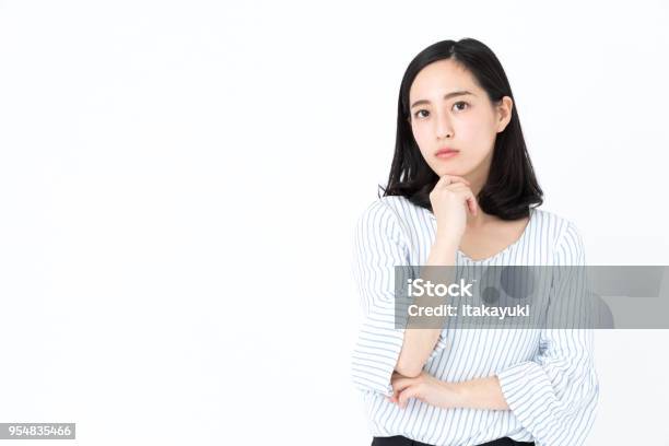白い背景で隔離の若いアジア女性の肖像画 - 女性のストックフォトや画像を多数ご用意 - 女性, 心配する, 女性のみ