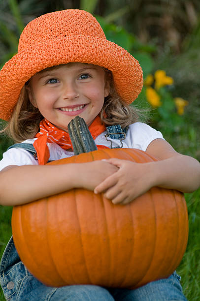 リトル師 - pumpkin child little girls pumpkin patch ストックフォトと画像