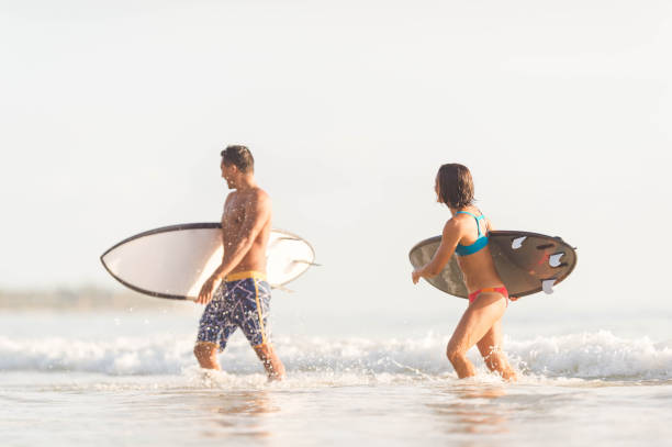 istock Attractive couple surfing together in Hawaii 954837986