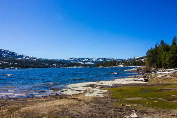 istock Shoreline At Mountain Lake 954842068