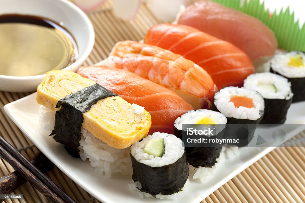 Placa blanca de sushi con salsa de soja y palillos chinos - Foto de stock de Alimento libre de derechos