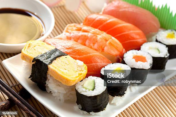 Placa Blanca De Sushi Con Salsa De Soja Y Palillos Chinos Foto de stock y más banco de imágenes de Alimento