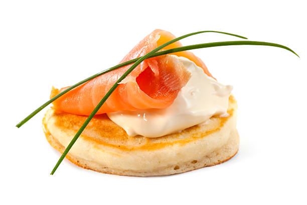 salmón ahumado blini - blini fotografías e imágenes de stock