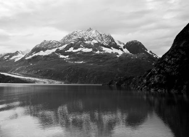 istock Glacier Bay in Black and White 954855594