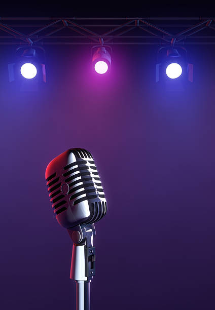 microfono sul palco - microfono dinamico foto e immagini stock