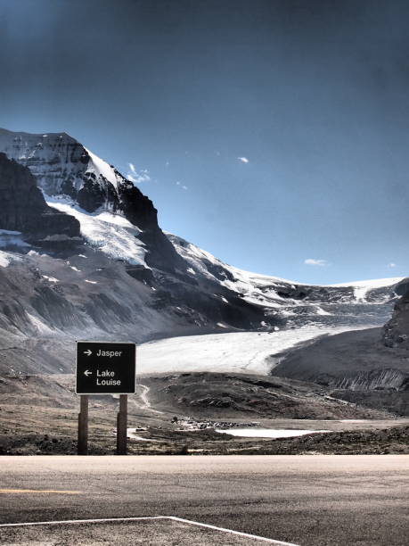 istock Between Jasper and Lake Louise on the Icefields Parkway (photo2) 954863640