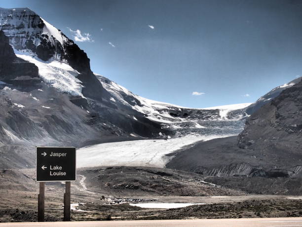 istock Between Jasper and Lake Louise on the Icefields Parkway (photo1) 954863664