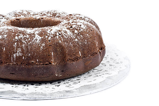 шоколадный кекс-кольцо - chocolate cake dessert bundt cake стоковые фото и изображения