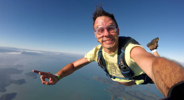скайдайвер селфи - airplane sky extreme sports men стоковые фото и изображения