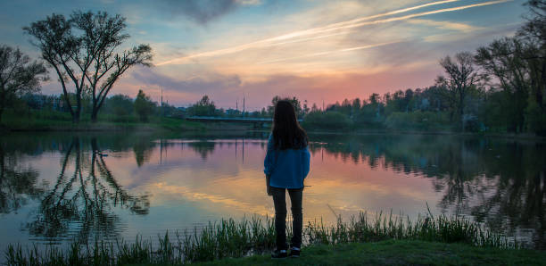 夕暮れの湖です。 - panoramic child scenics forest ストックフォトと画像