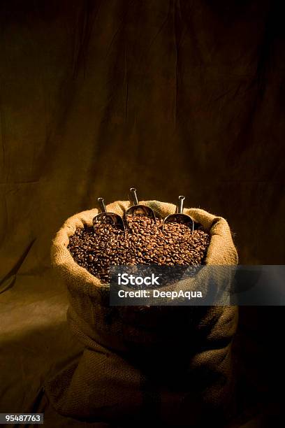 Worek Z Ziarna Kawy - zdjęcia stockowe i więcej obrazów Bez ludzi - Bez ludzi, Cappuccino, Ciemny