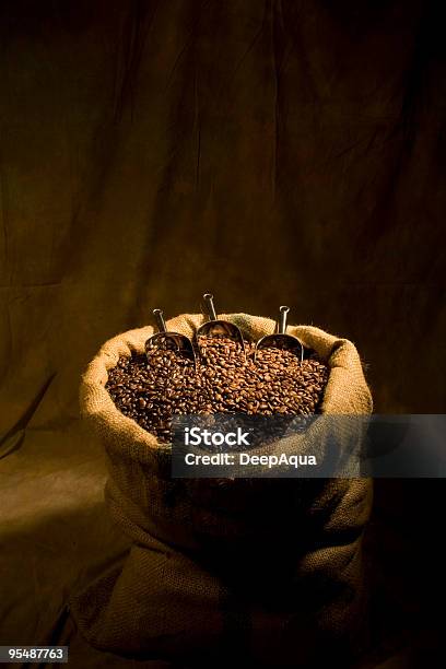 Saco De Grãos De Café - Fotografias de stock e mais imagens de Café - Bebida - Café - Bebida, Café - Edifício de Restauração, Café Arábica - Bebida