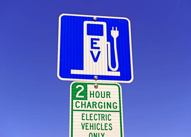 electric vehicle charging sign, a power source eventually expected to replace fossil fuels such as gasoline and oil in operating a car and other motor vehicles - fossil fuel fuel and power generation refueling car imagens e fotografias de stock