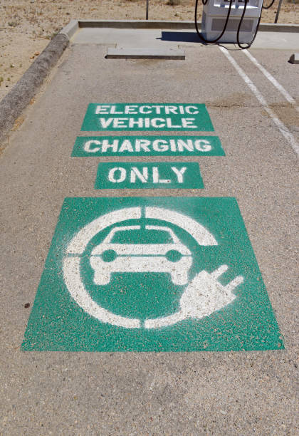 electric vehicle charging sign, a power source eventually expected to replace fossil fuels such as gasoline and oil in operating a car and other motor vehicles - fossil fuel fuel and power generation refueling car imagens e fotografias de stock