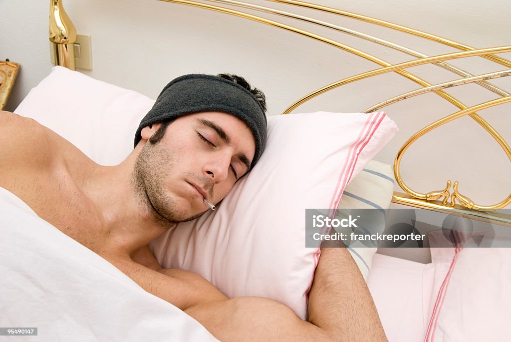 Homem doente na cama do sono - Royalty-free Nu Foto de stock