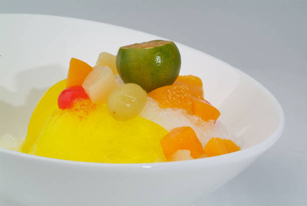 istock Shaved Ice dessert with Fresh fruits 954910188