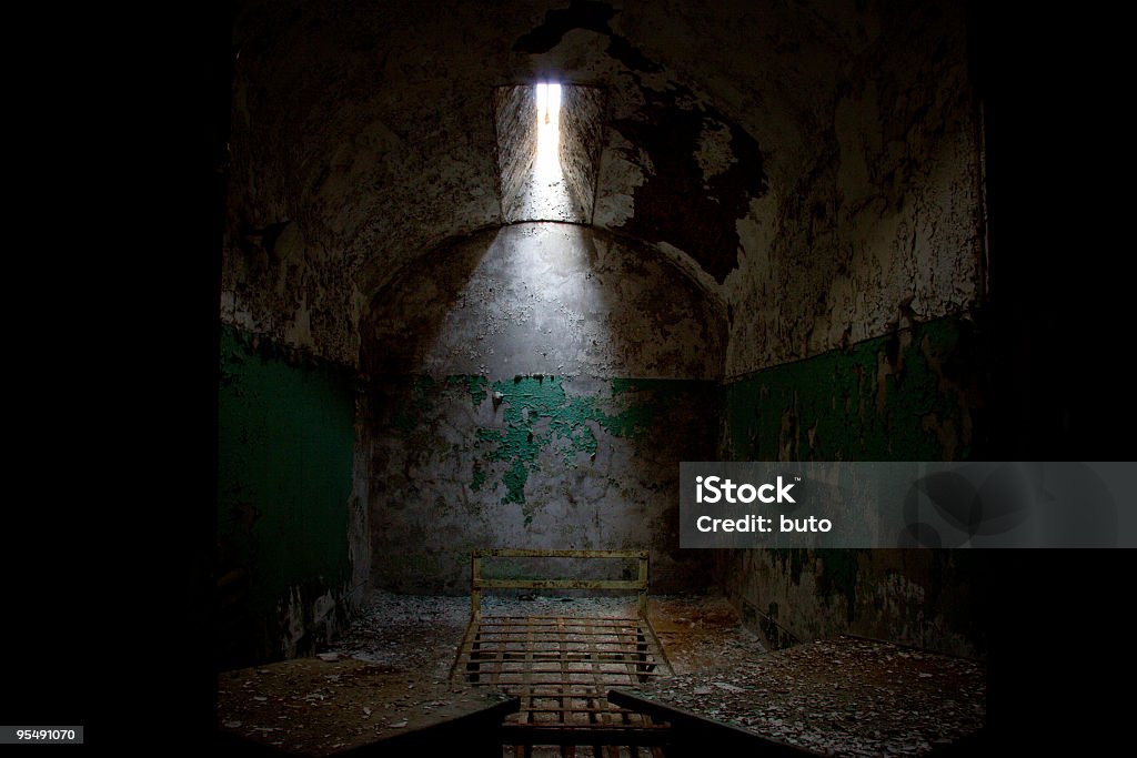 Viejo oscuro abandonado celda de cárcel - Foto de stock de Cárcel libre de derechos